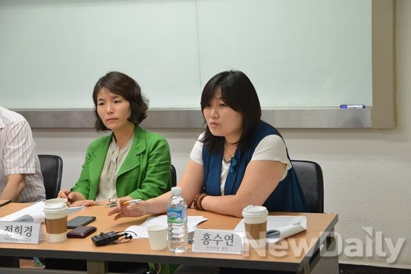 ▲ ‘학교도서관 비치 도서: 어떻게 편향되어 있나’ 토론회에서 발언하고 있는 홍수연 전진학원 원장(오른쪽)과 전희경 자유경제원 사무총장(왼쪽). ⓒ뉴데일리=유경표 기자