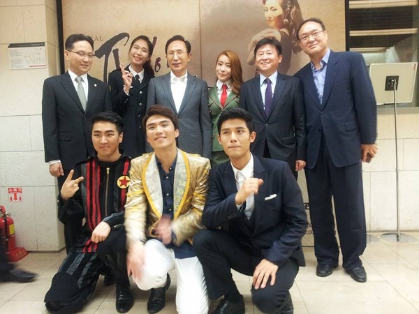 ▲ 이명박 전 대통령이 5일 평양마리아 공연을 관람한 뒤 공연 관계자들과 함께 사진을 찍고 있다. ⓒ 정성산 감독 제공