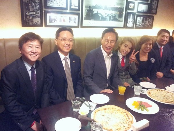 ▲ 이명박 전 대통령이 5일 평양마리아를 관람한 뒤 공연 관계자들과 뒷풀이를 하고 있다. ⓒ 정성산 감독 제공