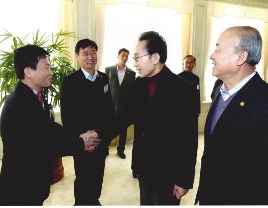 ▲ 이명박 전 대통령은 서울시장 재임시에도 정성산 감독의 뮤지컬 '요덕 스토리'를 관람한 바 있다. 정 감독은 "2012년 1월 류우익 통일부장관 시절 통일부 업무보고 첫자리에 불러주셨다"고 말했다. ⓒ 정성산 감독 제공