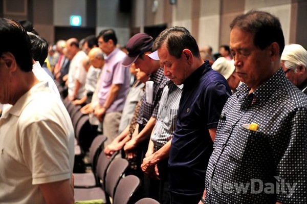 ▲ 세미나 참석자들이 순국선열에 대한 묵념을 하고 있다.