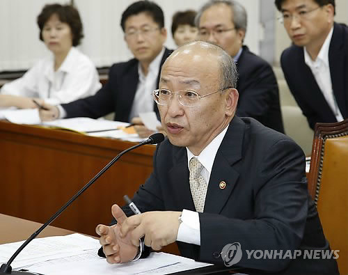 ▲ ▲ 문형표 보건복지부장관이 6일 오후 국회에서 열린 보건복지위원회 전체회의에서 에볼라 바이러스 예방 대책과 관련된 의원들의 질의에 답하고 있다. ⓒ연합DB