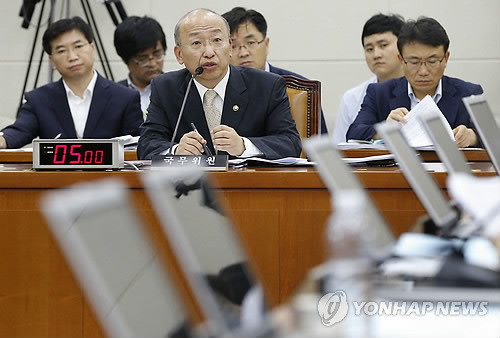 ▲ ▲ 문형표 보건복지부장관이 6일 오후 국회에서 열린 보건복지위원회 전체회의에서 에볼라 바이러스 예방 대책과 관련된 의원들의 질의에 답하고 있다. ⓒ연합DB