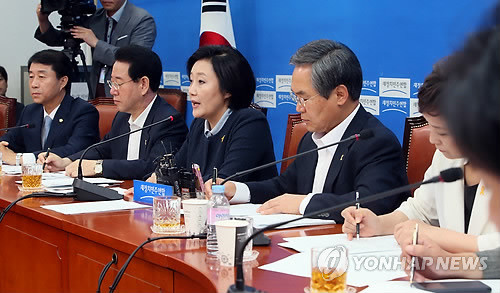 ▲ 새정치민주연합 제10차 정책조정회의가 7일 오전 국회 원내대표회의실에서 열렸다. 사진 왼쪽부터 조정식 사무총장, 김영록 원내수석부대표, 박영선 원내대표, 우윤근 정책위의장, 김현미 전략홍보본부장. ⓒ연합뉴스DB