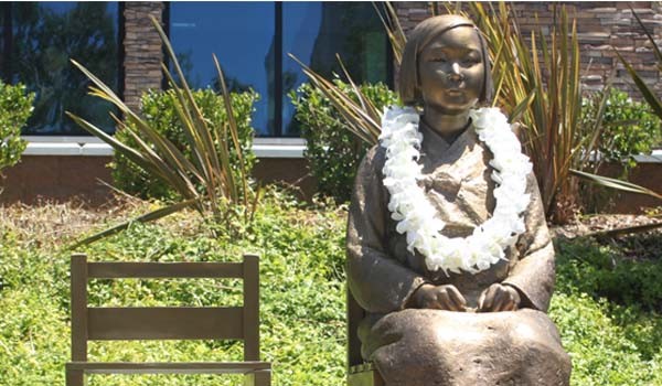 ▲ 美글렌데일에 세워진 '위안부 소녀상'. 친일 인사와 친일 단체들이 소녀상 철거를 요구했지만 美법원은 이들의 요구를 거절했다. [사진: MBC 보도화면 캡쳐]