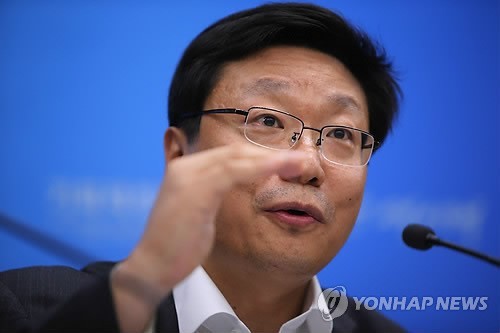 ▲ 주형환 기획재정부 1차관이 6일 정부세종청사 기재부 기자실에서 2014년 세법 개정안의 취지를 설명하고 있다 ⓒ연합뉴스