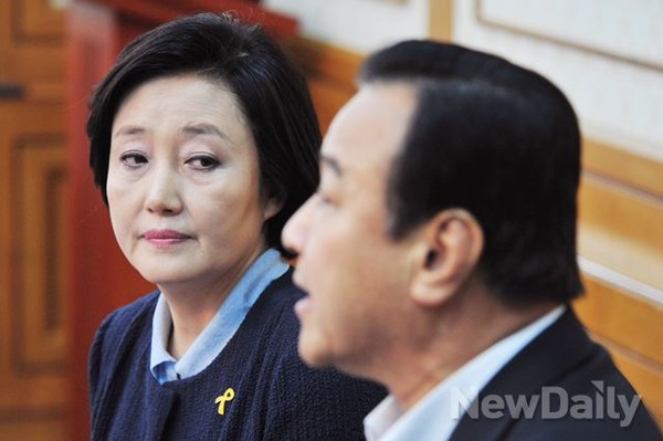 ▲ ▲ 이완구 새누리당 원내대표와 박영선 새정치민주연합 원내대표는 7일 오전 국회에서 열린 원내대표 주례회동에서 세월호특별법 관련 유언비어의 책임 소재를 놓고 '뜨거운 설전'을 벌였다. ⓒ뉴데일리DB