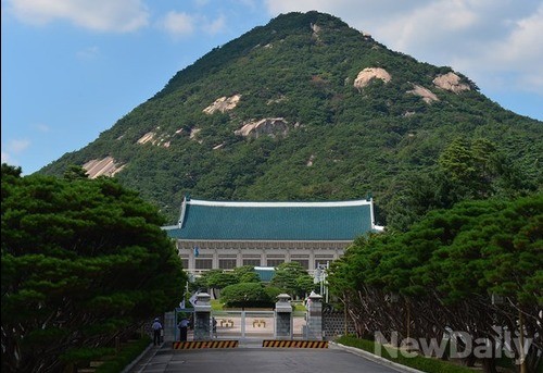 ▲ 청와대는 7일 일각에서 제기된 김기춘 대통령 비서실장의 사퇴설에 대해 “그런 움직임이 없다”고 밝혔다. ⓒ 뉴데일리 정상윤 기자