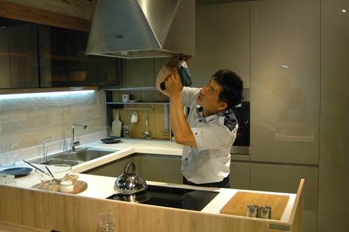 ▲ ⓒ한샘AS 기사가 부엌가구 AS를 하고 있다.(사진=한샘 제공)