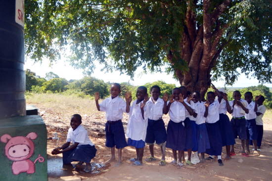 SK건설은 아프리카 탄자니아의 초등학교에 물탱크 2대를 기부하는 활동을 펼쳤다.ⓒSK건설