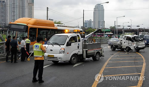 ▲ 시내버스와 화물차가 충돌한 교통사고 현장 모습.ⓒ연합뉴스