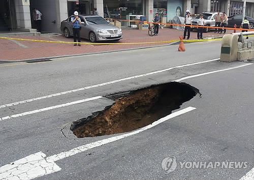 ▲ 지난 5일 서울 송파구 석촌역 일대에 생긴 싱크홀.