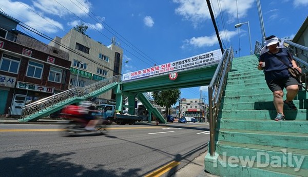 ▲ 육교를 이용하는 시민 ⓒ 정상윤