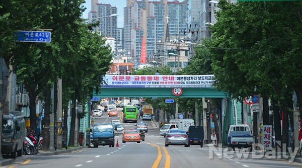 ▲ 한국외국어대 방향에서 본 이문동 삼거리 앞 보도육교 ⓒ 정상윤