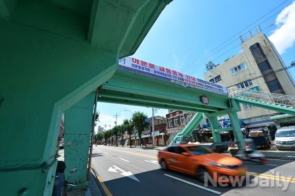 ▲ 이문동삼거리 육교 도로를 달리는 차량 ⓒ 정상윤