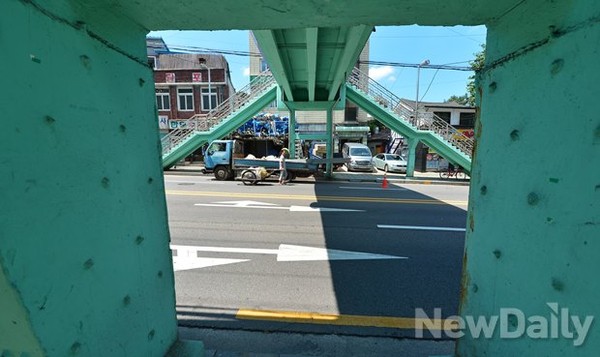 ▲ 노후화 된 이문동 삼거리 앞 보도육교 ⓒ 정상윤