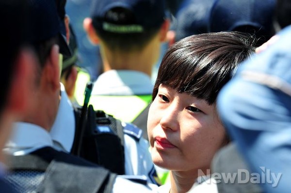 ▲ 여야의 세월호특별법 합의에 항의하기 위해 8일 오전 여의도 국회 향하던 세월호 가족대책위 차량이 경찰에 저지 당하자 통합진보당 김재연 의원이 경찰에게 강하게 항의하고 있다.
