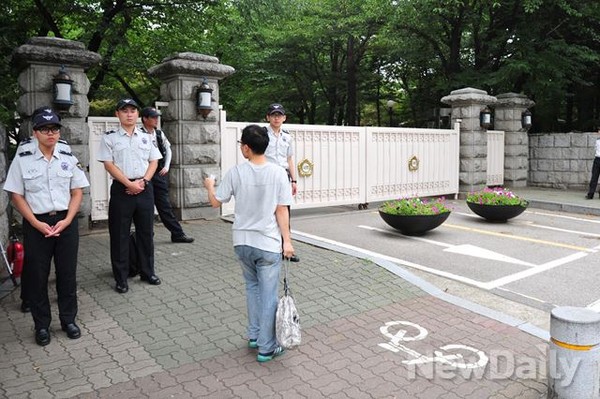 ▲ 세월호 유가족이 국회 정문과 국회도서관 출입문 등을 통해 국회로 들어가자 국회사무처는 일반인들의 출입을 막고 있다.