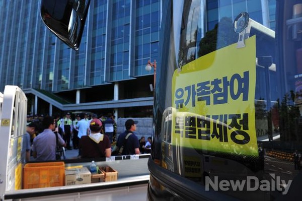 ▲ 여야의 세월호특별법 합의에 항의하기 위해 8일 오전 여의도 국회 향하던 세월호 가족대책위 차량이 경찰에 막혀 국회 남문 앞에 멈춰 있다.