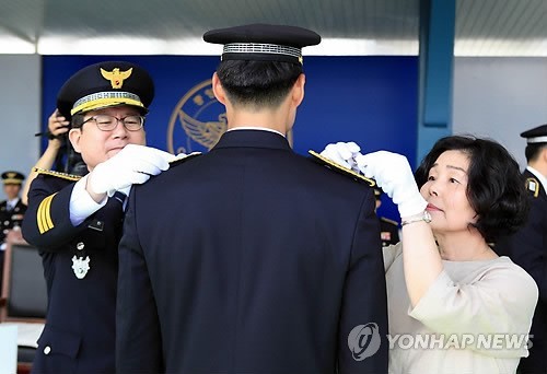 ▲ ▲8일 충북 충주시 수안보면 중앙경찰학교(교장 치안감 최종헌) 대운동장에서 열린 신임 경찰관 제280기 졸업식에서 이성한 경찰청장과 학부모 대표가 신임 경찰관에게 계급장을 달아주고 있다. ⓒ 사진 연합뉴스