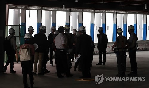 ▲ 6일 서울 잠실 제2롯데월드에서 취재진이 49층 공사현장을 돌아보고 있다. 롯데건설은 이날 취재진에 제2롯데월드 저층부와 49층을 공개했다. ⓒ연합뉴스