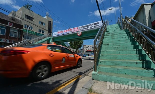 ▲ 노후화 된 이문동삼거리 육교 ⓒ 정상윤