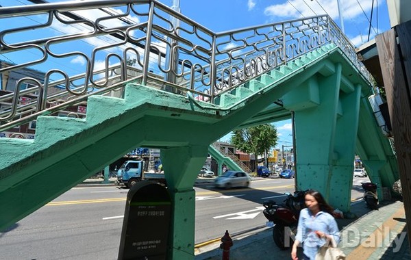 ▲ 노후화 된 이문동삼거리 육교 옆을 행인이 지나가고 있다 ⓒ 정상윤