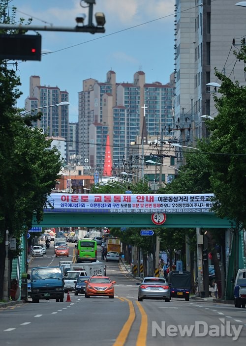 ▲ 한국외대 방향에서 본 이문동삼거리 육교 ⓒ 정상윤