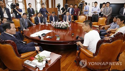 ▲ ▲ 정의화 국회의장이 8일 여야가 합의한 세월호 특별법에 반대해 농성을 벌이고 있는 세월호 참사 유가족 대표들을 만나 ‘집회 및 시위에 관한 법률’을 언급하며 법체계를 준수해달라고 밝혔다. ⓒ연합DB