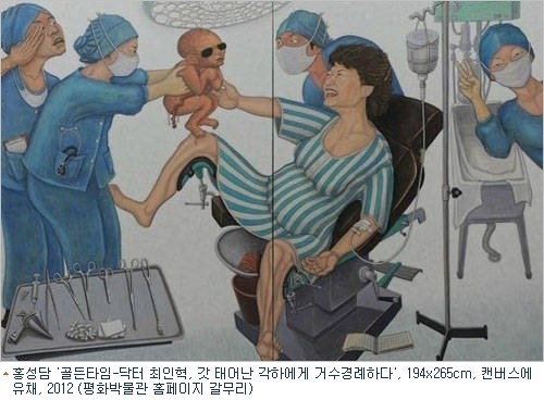 ▲ 박근혜 대통령을 허수아비로 풍자한 걸개그림으로 논란을 빚고 있는 홍성담씨가 8일 오전 광주 금남로 매이홀에서 기자회견을 열어 수정한 작품을 설명하고 있다. 홍씨는 허수아비로 묘사해 논란이 된 박 대통령의 모습 위에 닭을 그려 넣어 "고통받는 민중을 표현했다"고 설명했다. ⓒ 연합뉴스, 무단전재 및 재배포금지