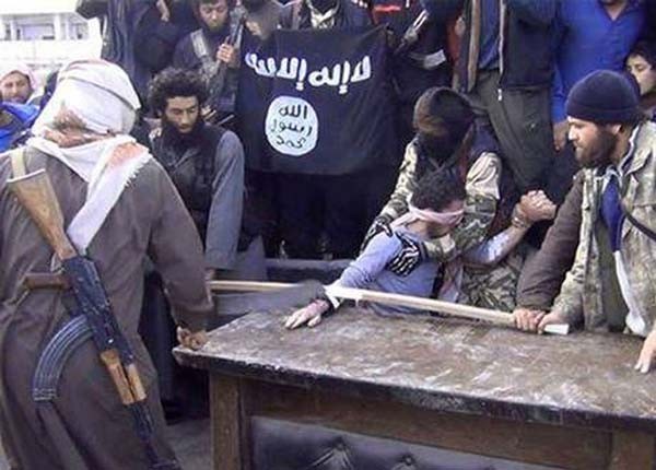 ▲ 이라크 주요지역을 점령한 IS는 곧 본색을 드러내고 '샤리아 율법통치'를 시작했다. 사진은 '샤리아'에 따라 손을 자르는 모습. [사진: ISIS가 인터넷에 올린 사진]