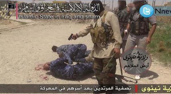 ▲ IS테러리스트들은 이라크 군이나 경찰을 잡으면 즉결처형한 뒤 이를 찍어 인터넷과 SNS를 통해 홍보한다. [사진: IS 트위터 사진]