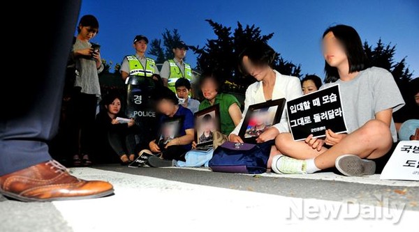 ▲ 군 복무 중 가혹행위로 숨진 장병의 가족들이 자녀들의 영정을 들고 함께 참석해 윤일병의 추모제를 지키고 있다.