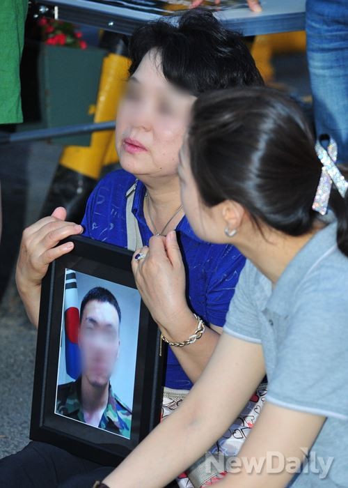 ▲ 군의 방치로 인해 뇌종양으로 숨진 고(故) 신00 상병 부모가 고인의 영정을 안고 오열하고 있다.
