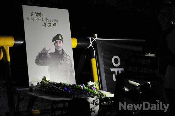 ▲ 고(故) 윤일병의 어머니가 눈물을 흘리며 아들에게 보내는 편지을 읽고 있다.