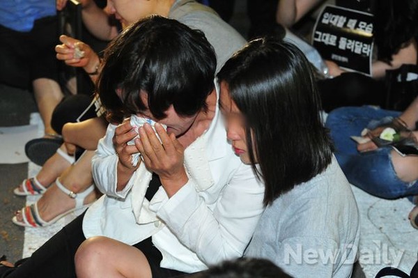▲ 뇌 수막염을 제때 조치를 받지 못해 세상을 떠난 고(故) 노00 훈련병의 어머니가 아들에게 보낸 편지를 읽고 눈물 흘리고 있다.