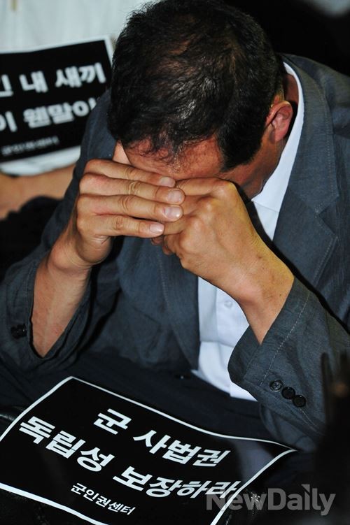 ▲ 지난해 직속상관의 성폭력으로 스스로 목숨을 끊은 고(故)오00 대위의 아버지가 눈물을 흘리고 있다.