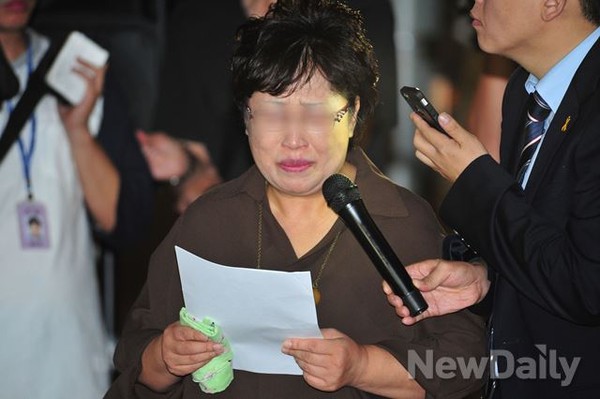▲ 고(故) 윤일병의 어머니가 눈물을 흘리며 아들에게 보내는 편지을 읽고 있다.