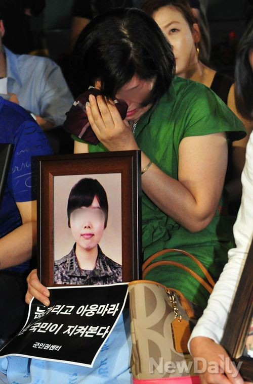 ▲ 고(故) 윤일병의 어머니가 눈물을 흘리며 아들에게 보내는 편지을 읽고 있다.