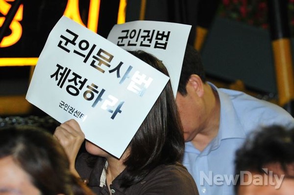 ▲ 고(故) 윤일병의 어머니가 눈물을 흘리며 아들에게 보내는 편지을 읽고 있다.