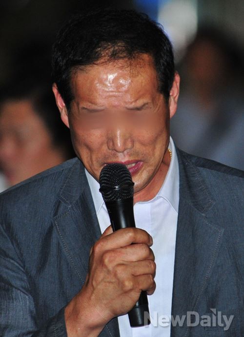 ▲ 고(故) 윤일병의 어머니가 눈물을 흘리며 아들에게 보내는 편지을 읽고 있다.