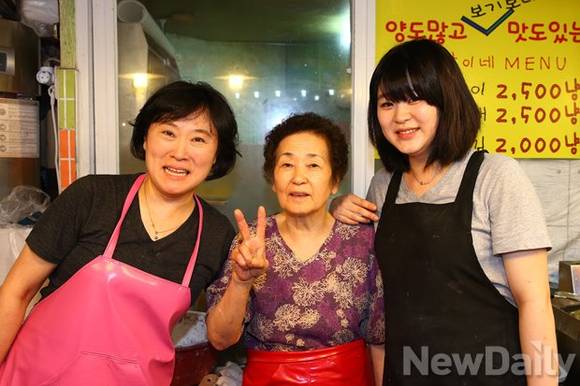 ▲ 3代 모녀 정영심 딸, 정재청 사장, 정새롬 외손녀  ⓒ뉴데일리 정재훈