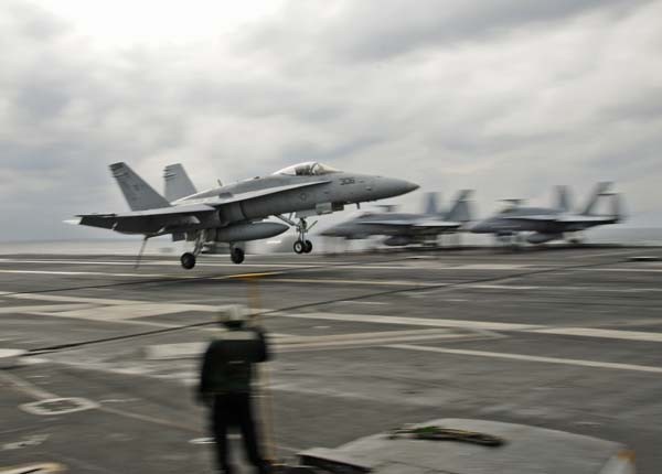 ▲ 니미츠급 핵추진 항공모함 '조지 H.W부시'에 착륙하는 F/A-18C 수퍼 호넷 [사진: 위키피디아]