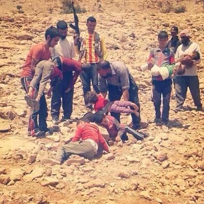 ▲ 이라크 소수민족 가운데 야지디 사람과 샤박 사람들은 산악지역인 신자르에 몰려 살고 있다. 이라크 IS반군이 몰려오자 이들은 신자르 산악지대로 피신했지만 이곳에는 물도, 식량도 없다. 신자르 산악 지역으로 피신했던 소수민족 어린이들이 갈증과 허기로 숨진 모습. [사진: 이슬람 모니터링 사이트 캡쳐]