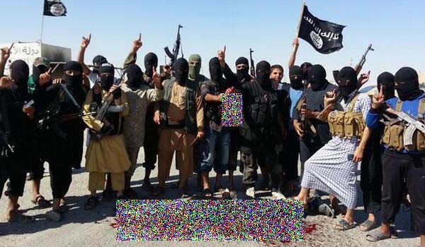 ▲ 사람을 참수해 죽여놓고 기념사진을 찍는 이라크 IS 반군들. 이들에게 이교도 살인은 '스포츠' 수준이다. [사진: IS 지지자 트위터 캡쳐]