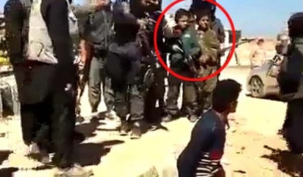 ▲ 비무슬림을 처형하면서 어린이들에게 장난감총을 쥐어주고 데리고 다니는 IS 반군들. 아이들은 전투 시 '총알받이'가 된다. [사진: IS 선전동영상 캡쳐]