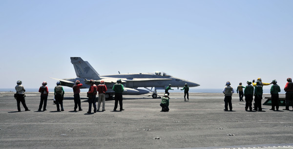 ▲ 이라크 반군에 대한 공습위해 F-18 전투기가 이륙을 준비하고 있다.ⓒ미 해군