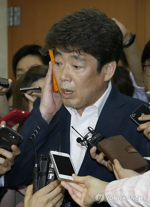 ▲ ▲ 서울종합예술학교(SAC·서종예)로부터 '입법 로비'를 받은 의혹으로 검찰 수사 대상에 오른 신계륜 새정치민주연합 의원이 지난 9일 검찰의 출석 요구에 불응했다. ⓒ연합DB