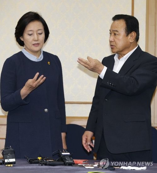 ▲ 새누리당 이완구 원내대표와 새정치민주연합 박영선 원내대표가 7일 국회에서 열린 여야 원내대표 주례회동에서 주요 민생법안처리를 위한 본회의 개최 등에 합의한 뒤 취재진의 질문에 날짜를 계산하고 있다. ⓒ연합뉴스