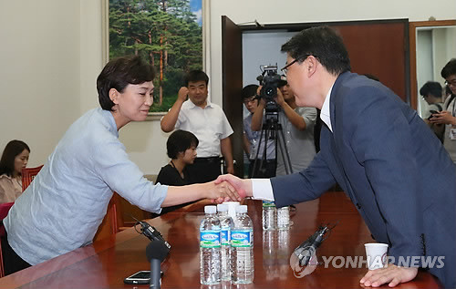 ▲ 전날 있었던 여야 원내대표 합의에 따라 증인 선정 문제를 일임받은 세월호 국정조사특별위원회의 새누리당 조원진 간사와 새정치연합 김현미 간사가 8일 국회에서 만나 협상에 앞서 악수를 나누고 있다. ⓒ연합뉴스